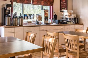 Econo Lodge Inn & Suites