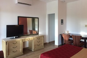 Econo Lodge Inn & Suites