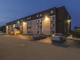 La Quinta Inn & Suites by Wyndham Warwick Providence Airport