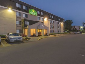 La Quinta Inn & Suites by Wyndham Warwick Providence Airport