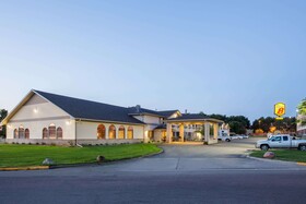Super 8 by Wyndham Brookings
