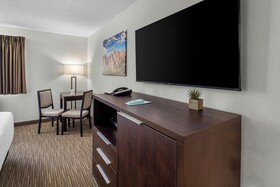 EverSpring Inn & Suites