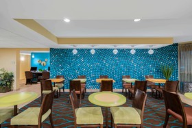 La Quinta Inn & Suites by Wyndham Knoxville Airport