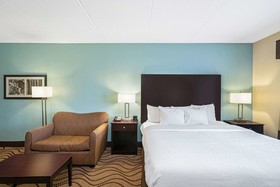 La Quinta Inn & Suites by Wyndham Knoxville Airport