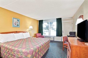 Days Inn by Wyndham Clarksville TN