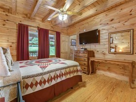 Bear Tracks Cabin