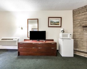 Econo Lodge Inn & Suites on the River