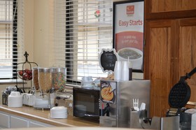 Econo Lodge Inn & Suites on the River