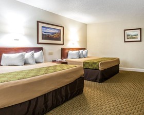 Econo Lodge Inn & Suites on the River