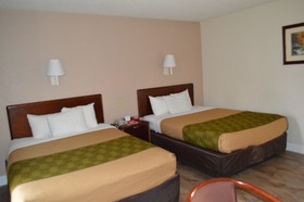 Econo Lodge Inn & Suites on the River