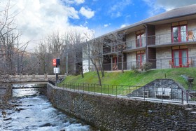 Econo Lodge Inn & Suites on the River