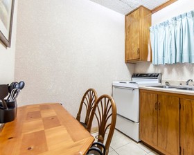 Econo Lodge Inn & Suites on the River