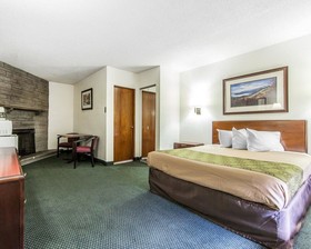 Econo Lodge Inn & Suites on the River