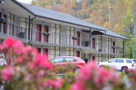 Econo Lodge Inn & Suites on the River
