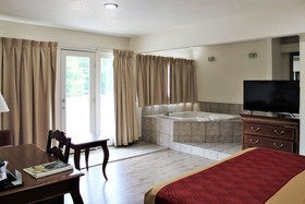 Econo Lodge Inn & Suites on the River
