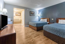Econo Lodge Inn & Suites on the River