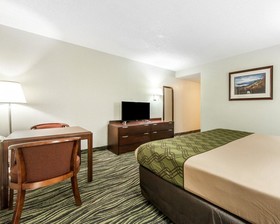 Econo Lodge Inn & Suites on the River