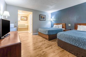 Econo Lodge Inn & Suites on the River