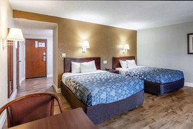 Econo Lodge Inn & Suites on the River