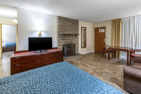 Econo Lodge Inn & Suites on the River
