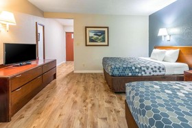 Econo Lodge Inn & Suites on the River
