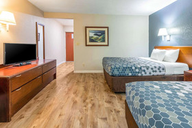 Econo Lodge Inn & Suites on the River