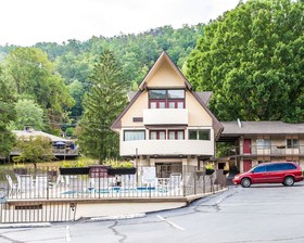 Econo Lodge Inn & Suites on the River