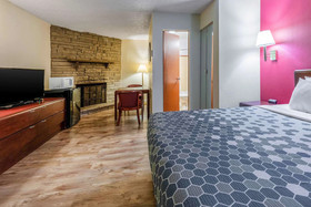Econo Lodge Inn & Suites on the River