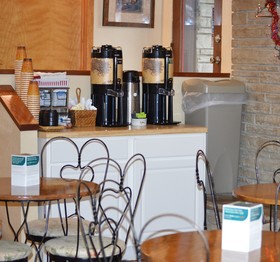 Econo Lodge Inn & Suites on the River