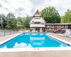 Econo Lodge Inn & Suites on the River