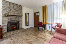 Econo Lodge Inn & Suites on the River