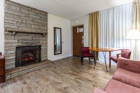 Econo Lodge Inn & Suites on the River