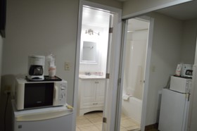 Econo Lodge Inn & Suites on the River