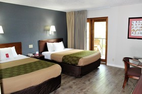 Econo Lodge Inn & Suites on the River