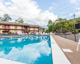 Econo Lodge Inn & Suites on the River