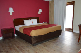 Econo Lodge Inn & Suites on the River