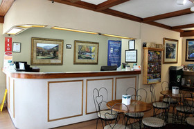Econo Lodge Inn & Suites on the River