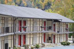 Econo Lodge Inn & Suites on the River