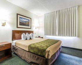 Econo Lodge Inn & Suites on the River
