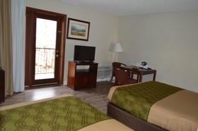 Econo Lodge Inn & Suites on the River
