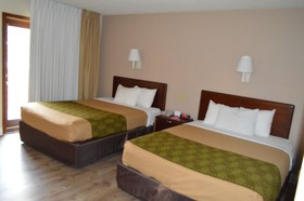 Econo Lodge Inn & Suites on the River