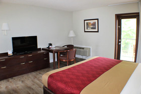 Econo Lodge Inn & Suites on the River
