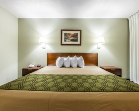 Econo Lodge Inn & Suites on the River