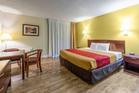 Econo Lodge Inn & Suites on the River