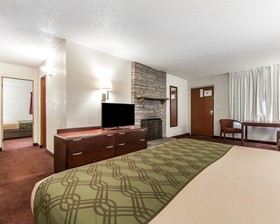 Econo Lodge Inn & Suites on the River