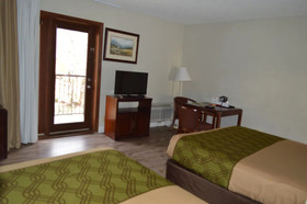Econo Lodge Inn & Suites on the River