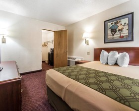 Econo Lodge Inn & Suites on the River