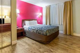 Econo Lodge Inn & Suites on the River