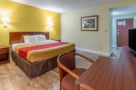 Econo Lodge Inn & Suites on the River