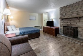Econo Lodge Inn & Suites on the River